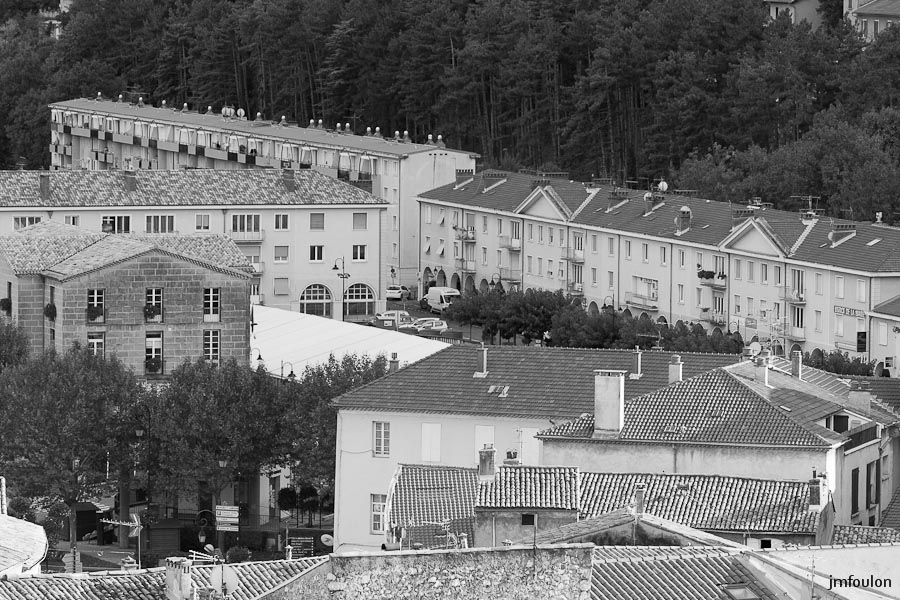 sisteron_n-b-027web.jpg - Vue sur la place de la Mairie, les Arcades et l'HLM de Mongervis.