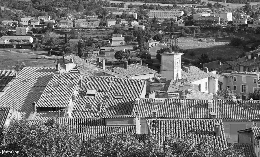 sisteron_n-b-029web.jpg - Les toits de la rue Droite et l'Horloge depuis la rue Poterie à la Coste. Au loin le quartier du Gand.