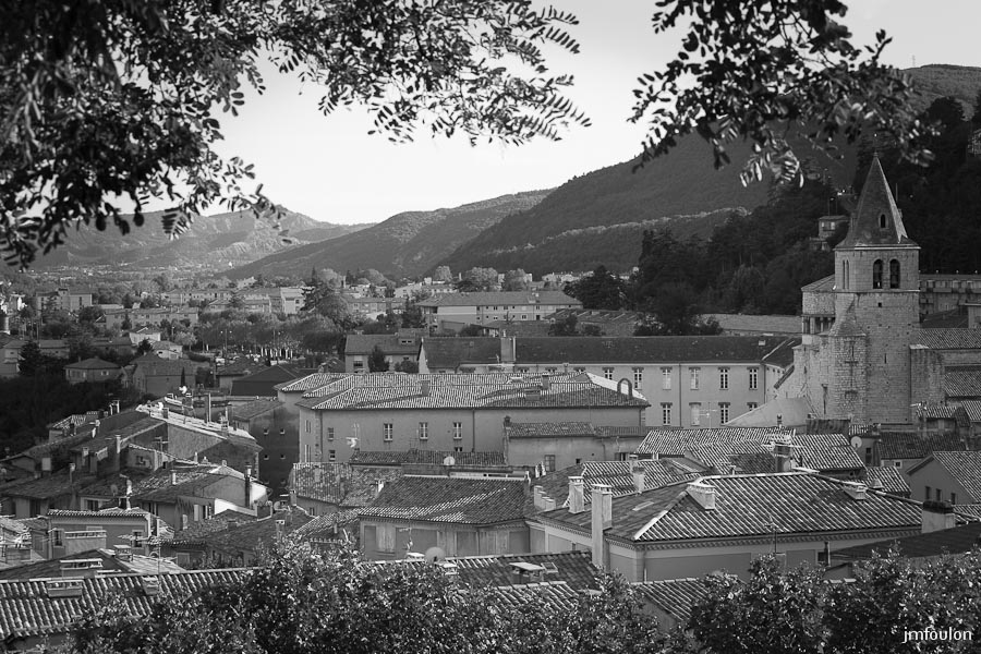 sisteron_n-b-031web.jpg - Vue vers le Sud depuis la rue des Remparts à la Coste.