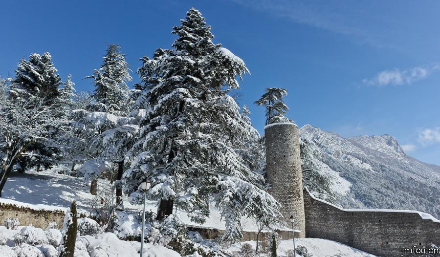 sist-neige-12_02-04.jpg - La Coste - Tour du Fort et remparts. En arrière plan, la montagne de la Baume