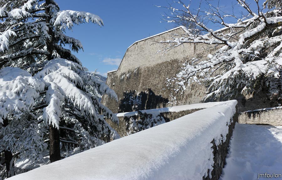 sist-neige-12_02-11.jpg - Rue de la Poterie et Bastion du Roy