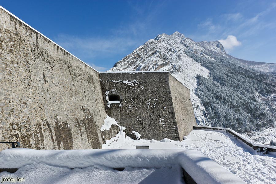 sist-neige-12_02-21.jpg - Vue sur la Baume et le bastion Notre Dame depuis la porte Sud