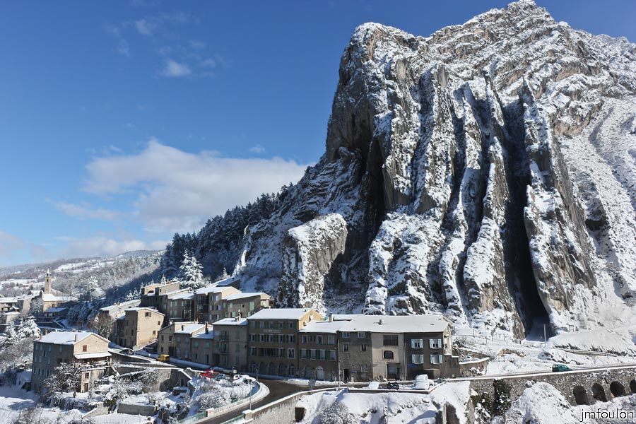 sist-neige-12_02-28.jpg - Vue sur la Baume et le Rocher depuis la Place du Dauphiné | Voir la galerie sur La Baume