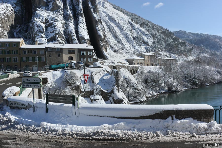 sist-neige-12_02-30.jpg - Une partie de la Baume et du pont du même nom qui traverse la Durance. A droite au loin, la montagne de Briasc