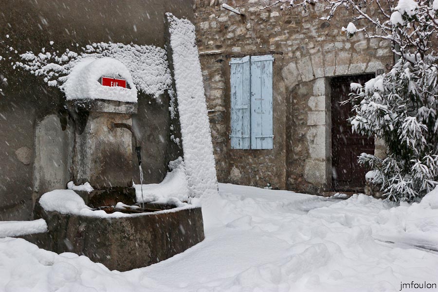 sist-neige-11_02-33web.jpg - Fontaine entre la rue Basse des Remparts et la rue Bourg Reynaud