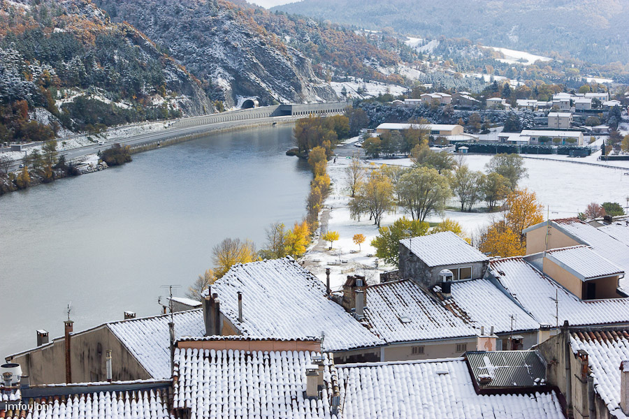 sist-21-11-13-008_2.jpg - Vue sur les toits de la rue Saunerie, la Durance et le quartier du Gand au loin