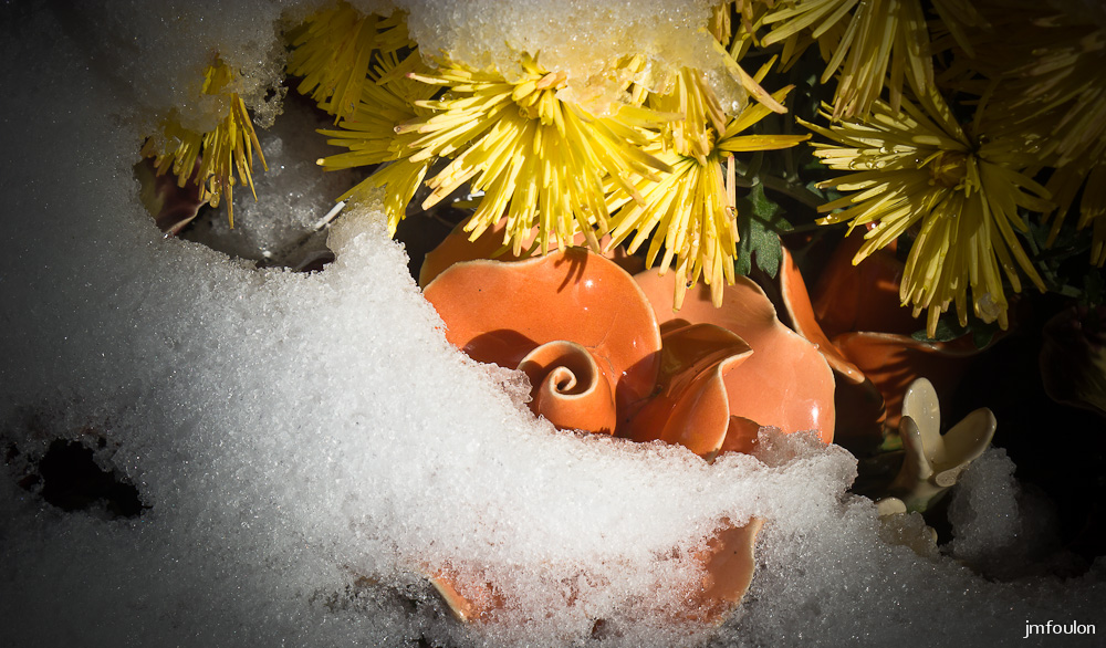sist-21-11-13-041.jpg - Neige sur une tombe