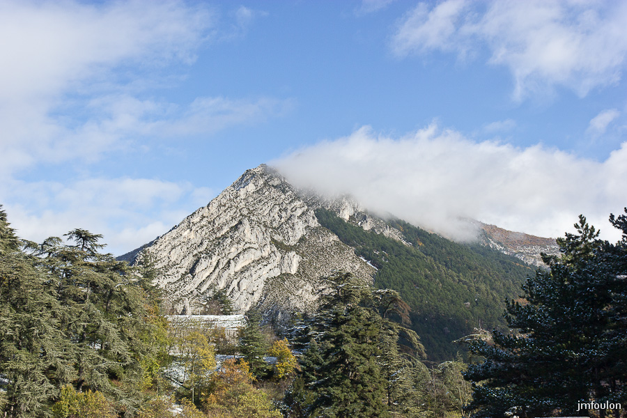 sist-21-11-13-042.jpg - La Baume ourlée d'un nuage du à la fonte rapide de la neige à l'adret