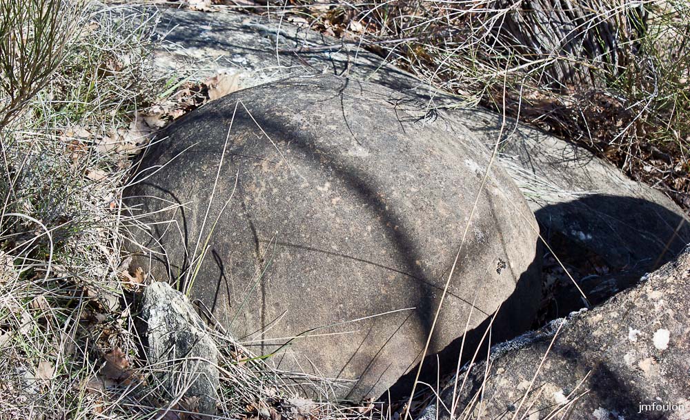 pierre-avon-002.jpg - Un autre boule au sol