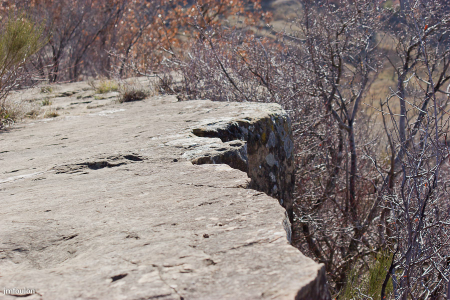pierre-avon-008.jpg - Sur la barre rocheuse de Pierre Avon. Nous allons la suivre vers le Nord et y découvrir des merveilles !
