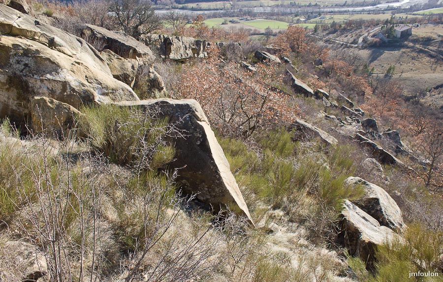 pierre-avon-013.jpg - De gros blocs se sont décrochés et gisent en contrebas. On aperçois au loin le Jabron