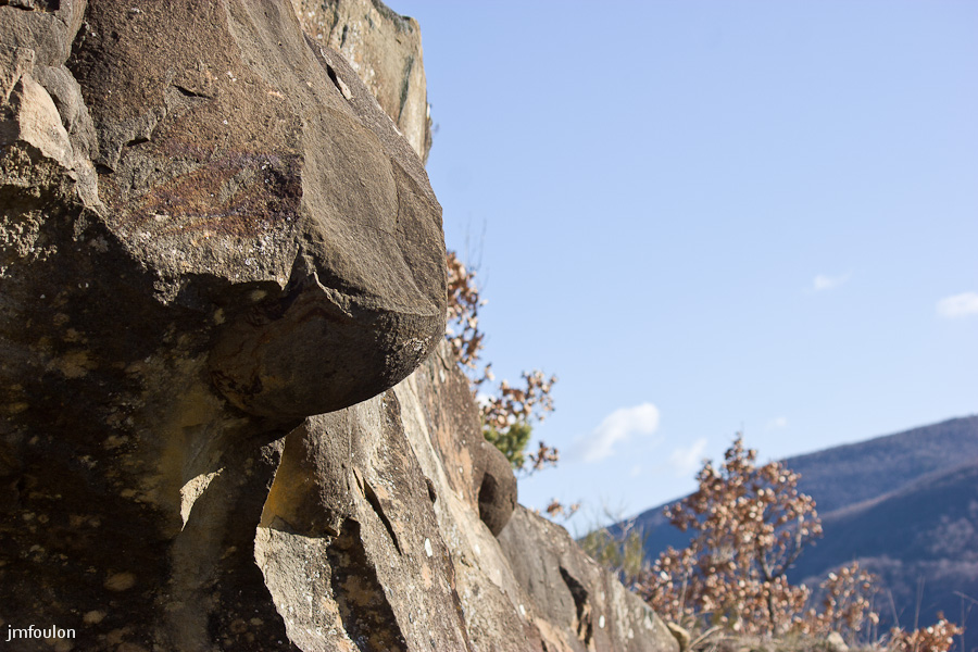 pierre-avon-015.jpg - Des boules émergent telles des excroissances rocheuses