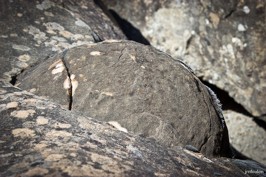 pierre-avon-024.jpg - Barre rocheuse de Pierre Avon - Boule de grès