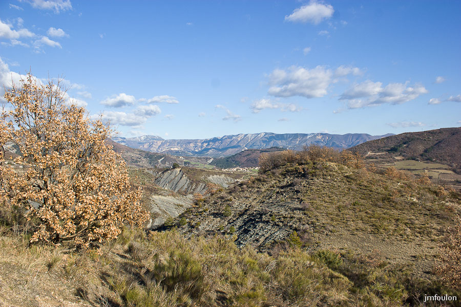 pierre-avon-050.jpg - Vue vers l'Est. Nous allons rejoindre le petit col que nous avons pris à l'allez pour rejoindre les Houlettes