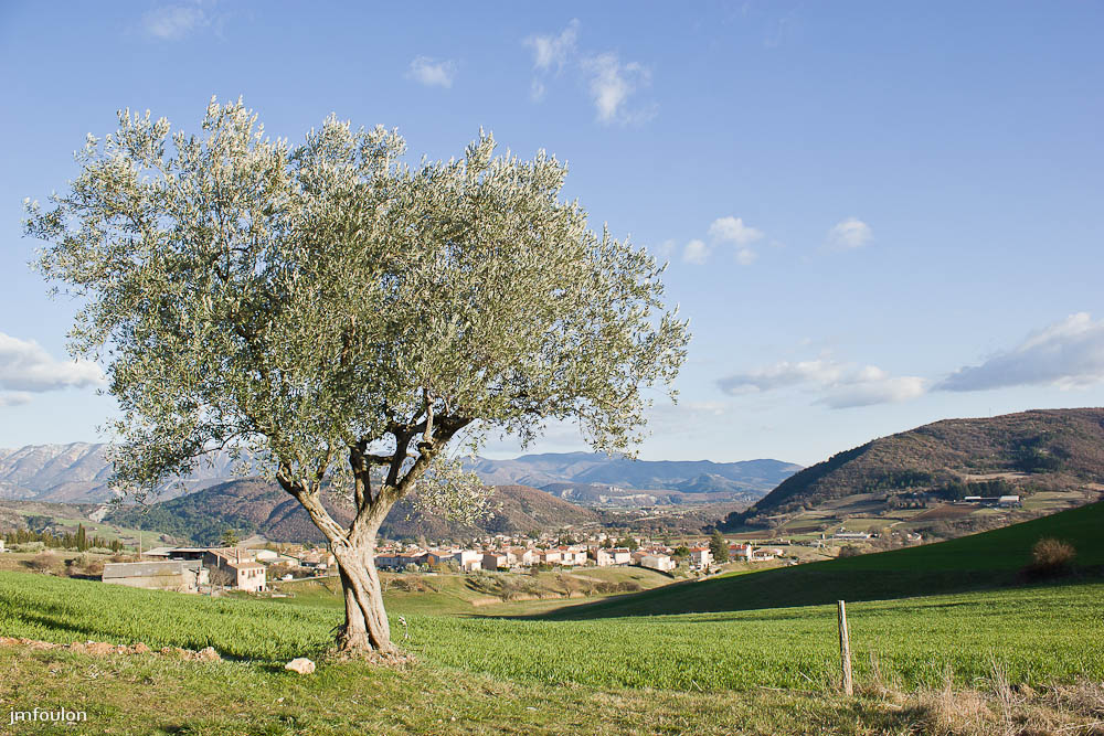 pierre-avon-054.jpg - Nous voici revenu à notre point de départ. Nous avons parcourru sur cette boucle environ 5 km dans une nature vierge au paysages variés. Ici, vue sur le quartier sisteronais du Thor