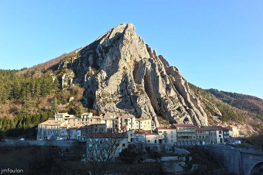 baume-01_lr-web.jpg - La Baume aujourd'hui. Qui pourrait s'imaginer que ce Faubourg était au Moyen-Age ceint de remparts percés de deux portes. Poutant en regardant bien, il en reste des traces.