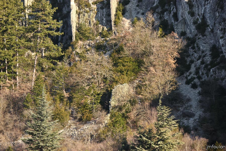 rempart-bas-03_lr-web.jpg - En haut à droite, on aperçois la partie haute de cette partie du rempart qui s'adosse à la roche
