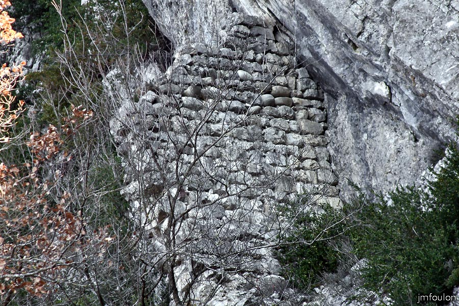 rempart-centre-02_lr-web.jpg - Un petit coup de zoom nous permet de voir l'appareillage de celui-ci