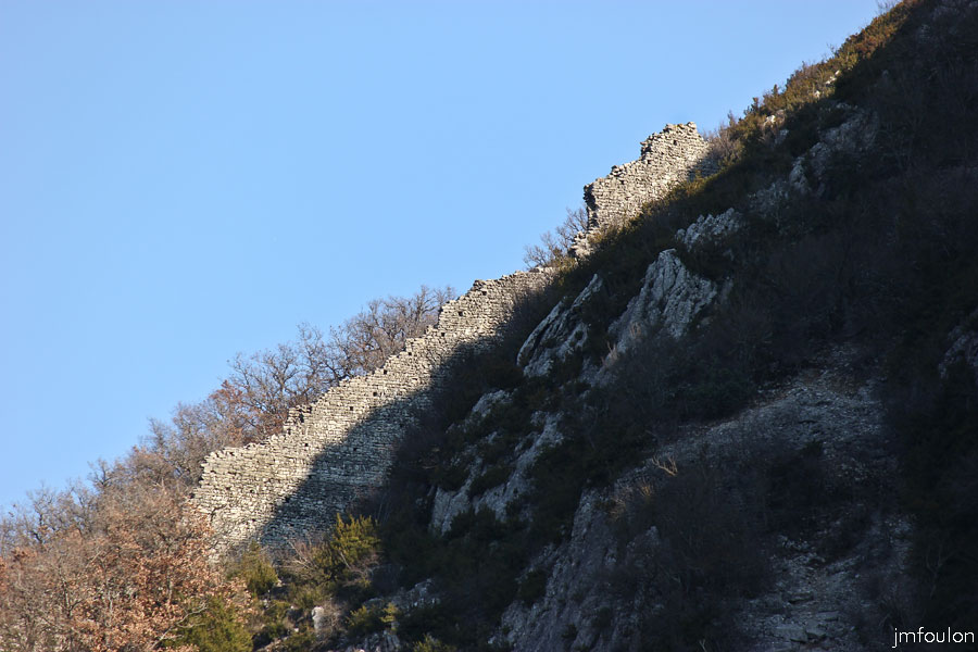 rempart-haut-05_lr-web.jpg - On aperçois les trous qui servaient à monter les échaffaudages de bois.