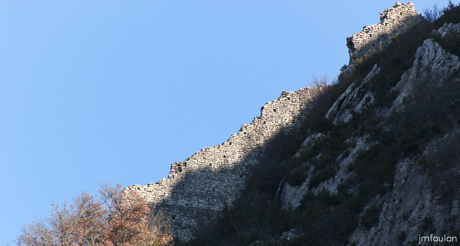 rempart-haut-06_lr-web.jpg - Sacré ouvrage dans un endroit difficilement accéssible. Et encore il n'en reste que de maigres vestiges.