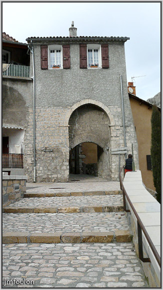 rempart-bg-reynaud-01web.jpg - Sisteron - Vestiges des Remparts - Bourg Reynaud. Porte de la Nière qui permettait d'entrer dans la rue du Glissoir puis de rejoindre le coeur de la ville. Cette porte était peu empreintée, car hors des accès principaux à la ville, qui étaient les portes de Provence et du Dauphiné aujourd'hui disparues