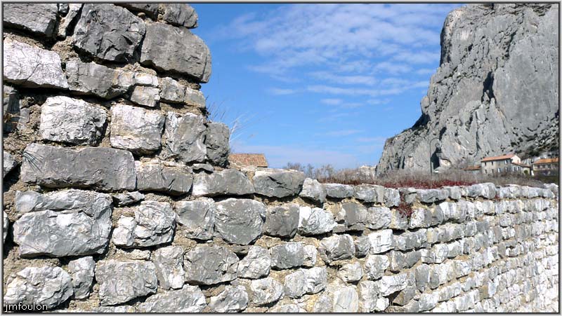 rempart-bg-reynaud-10web.jpg - Sisteron - Vestiges des Remparts - Bourg Reynaud. Le long de la Durance. A droite, le Rocher de la Baume