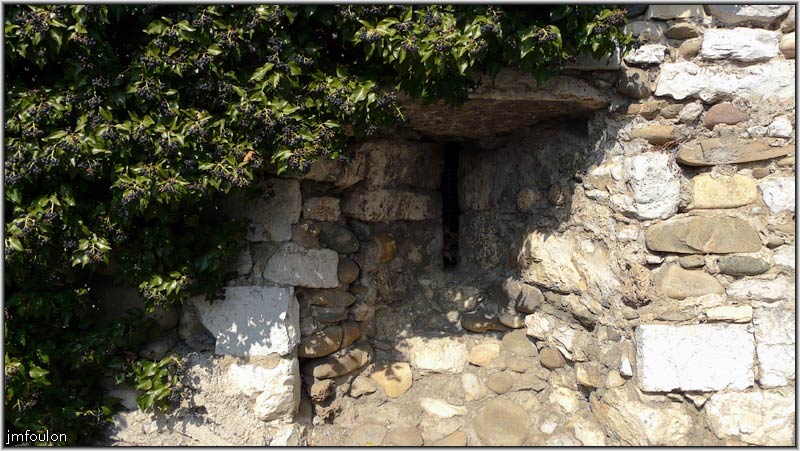 rempart-bg-reynaud-11web.jpg - Sisteron - Vestiges des Remparts - Bourg Reynaud.  Le long de la Durance. Ici, une meurtrière.