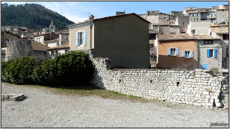 rempart-bg-reynaud-13web.jpg - Sisteron - Vestiges des Remparts - Bourg Reynaud. Il faut savoir que le rempart ici, était plus bas de plusieurs mètres, car la Durance n'avait pas du tout le même aspect et était plus basse de plusieurs mètres
