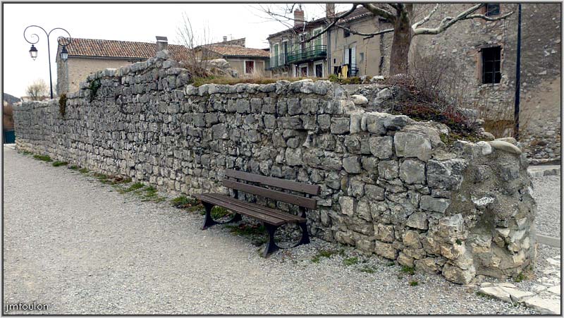 rempart-bg-reynaud-15web.jpg - Sisteron - Vestiges des Remparts - Bourg Reynaud. Ici, à droite se trouve quelques mètres plus bas sous nos pieds, la porte de la Poterne qui donnait un accès direct sur les berges de la Durance