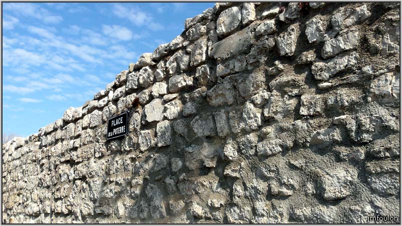 rempart-bg-reynaud-19web.jpg - Sisteron - Vestiges des Remparts - Bourg Reynaud. Le rempart vu de l'intérieur place de la Poterne