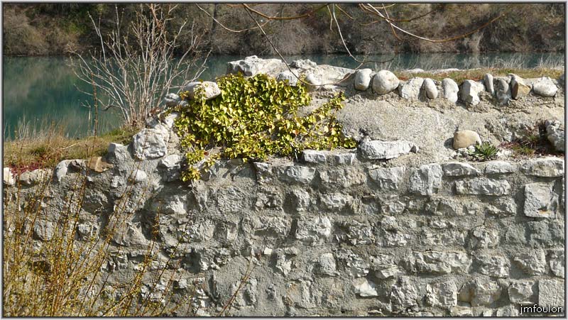 rempart-bg-reynaud-20web.jpg - Sisteron - Vestiges des Remparts - Bourg Reynaud. Le rempart vu de l'intérieur place de la Poterne