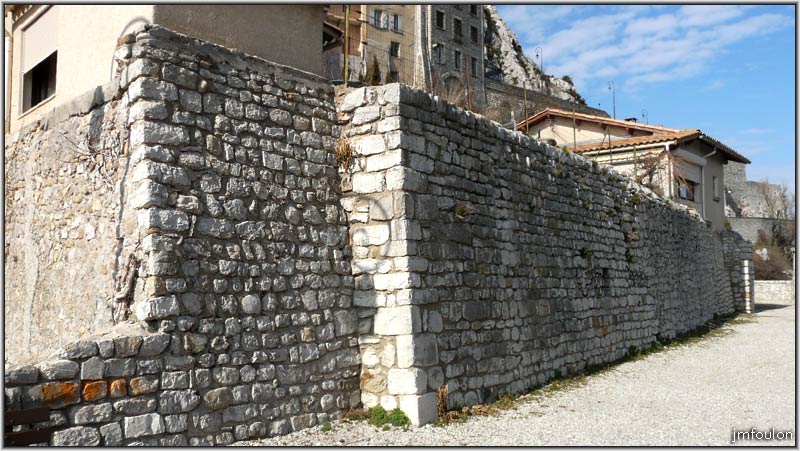 rempart-bg-reynaud-21web.jpg - Sisteron - Vestiges des Remparts - Bourg Reynaud. Nous arrivons ici à la fin de la partie du rempart longeant la Durance. Il se  prolonge au fond vers la gauche en remontant vers Fond Chaude, ou il se soudait à la porte du même nom