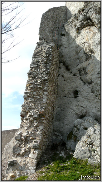 rempart-citadelle-1web.jpg - Sisteron - Vestiges des Remparts - La Coste. Nous sommes ici à l'opposé de Bourg Reynaud, à l'Est de la citadelle. On voit ici la "soudure" du rempart de la Coste à la citadelle
