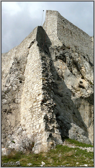 rempart-citadelle-2web.jpg - Sisteron - Vestiges des Remparts - La Coste. Autre vue de la jonction du rempart à la citadelle