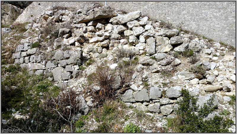 rempart-citadelle-4web.jpg - Sisteron - Vestiges des Remparts - La Coste. On trouve ponctuellement quelques vestiges de cette partie du rempart Est jusqu'à la tour du fort, ce qui permet de bien visualiser l'emplacement de celui-ci, et les limites de la ville close