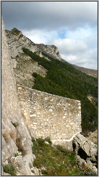 rempart-citadelle-6web.jpg - Sisteron - Vestiges des Remparts - La Coste. Rempart à l'Est de la rue Poterie perpendiculaire à l'angle sud-est du bastion Notre-Dame de la Citadelle
