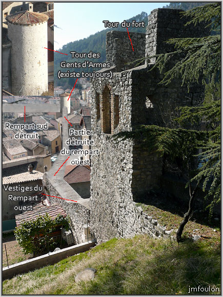 rempart-coste-1web.jpg - Sisteron - Vestiges des Remparts - La Coste. La Tour du Fort. On voit ici la tour et la partie éxistante du rempart. J'ai retracé sur cette vue la partie disparue du rempart qui se trouvait à l'est de la rue de Provence, et qui rejoingnait la Tour des Gents d'Armes près de la poste. A l'entrée de la rue droite, se trouvait la porte de Provence