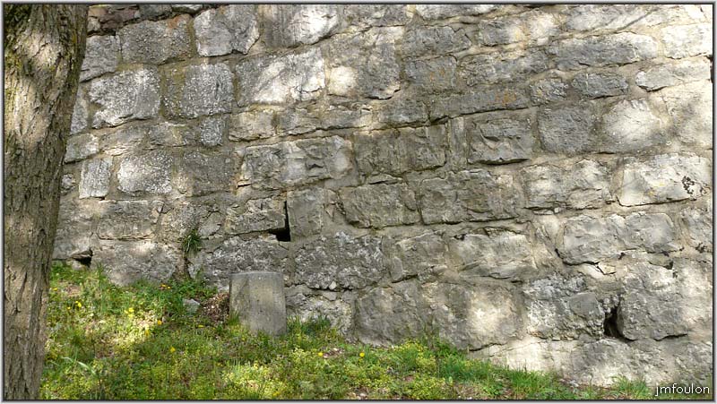 rempart-coste-4web.jpg - Sisteron - Vestiges des Remparts - La Coste. Vestige du rempart au nord de la tour du Fort (détail). On voit ici une borne numérotée. On en trouve une autre une peu plus haut. Je n'ai pas trouvé d'infos sur ces bornes