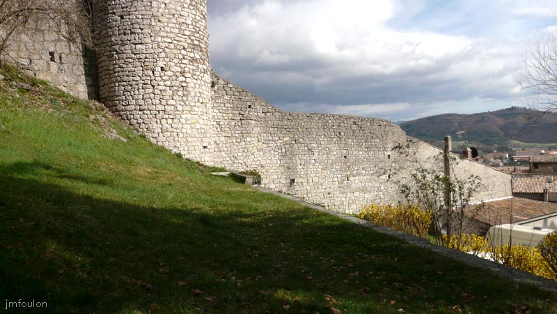 rempart-coste-8web.jpg - Sisteron - Vestiges des Remparts - La Coste. Tour du fort et la partie sud du rempart qui se termine ici au niveau de la rue Porterie à droite.