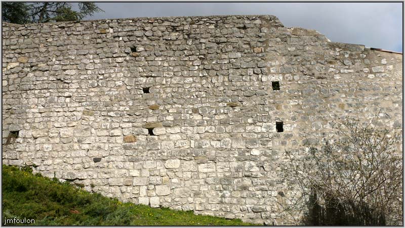 rempart-coste-9web.jpg - Sisteron - Vestiges des Remparts - La Coste. La partie sud du rempart. On voit ici les réservations qui ont permis, lors de la construction, de fixer les échaffaudages de bois