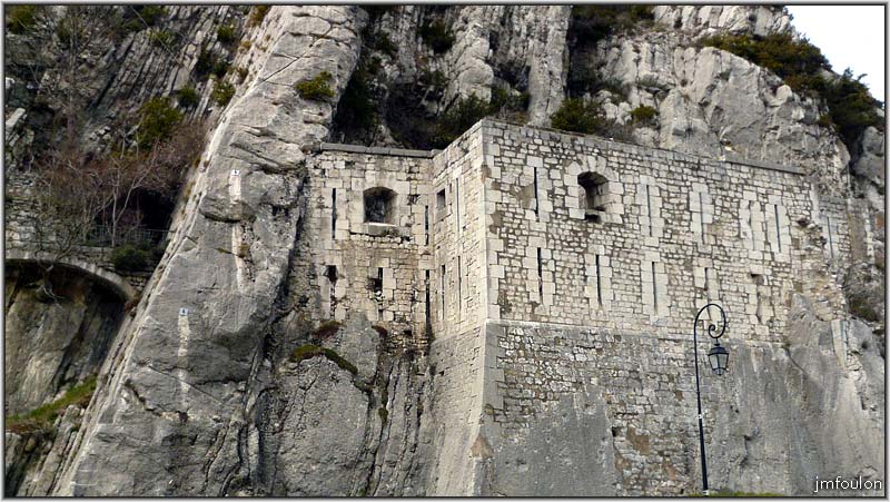 rempart-dauphine-2web.jpg - Sisteron - Vestiges des Remparts - Bastion à l'ouest de la Porte de Dauphine. Derrière ce bastion se trouve l'accès au grand escalier de la citadelle. (Voir le grand escalier dans la galerie Citadelle de Sisteron)