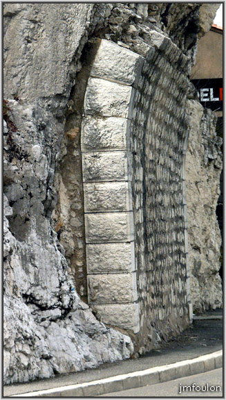 rempart-dauphine-4web.jpg - Sisteron - Vestiges des Remparts - La Porte de Dauphine. Voici tout ce qu'il en reste aujourd'hui