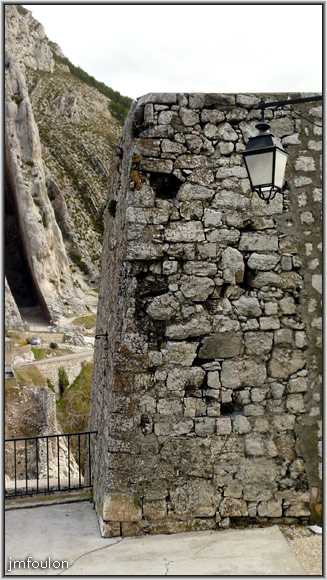 rempart-de-gardette-01web.jpg - Sisteron - Vestiges des Remparts - La Gardette. Nous allons voir maintenant les vestige de la Gardette. Fortification attenante à la Porte du Dauphiné au nord-est