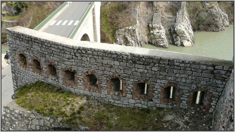 rempart-de-gardette-02web.jpg - Sisteron - Vestiges des Remparts - La Gardette. Série de neufs meurtrières