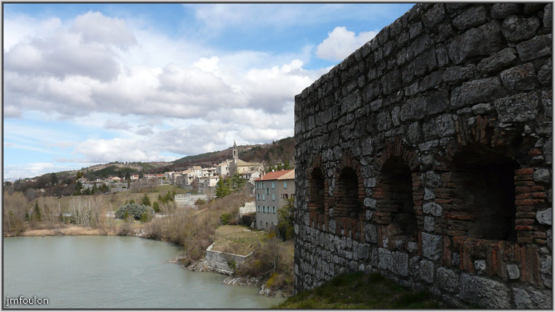rempart-de-gardette-03web.jpg - Sisteron - Vestiges des Remparts - La Gardette. Vue vers le nord et la Durance. On aperçois au loin le clocher de l'église du couvent des Dominicains construit en 1248 par Béatrix de Savoie. (Voir la galerie dédiée à ce couvent via la page Sisteron)
