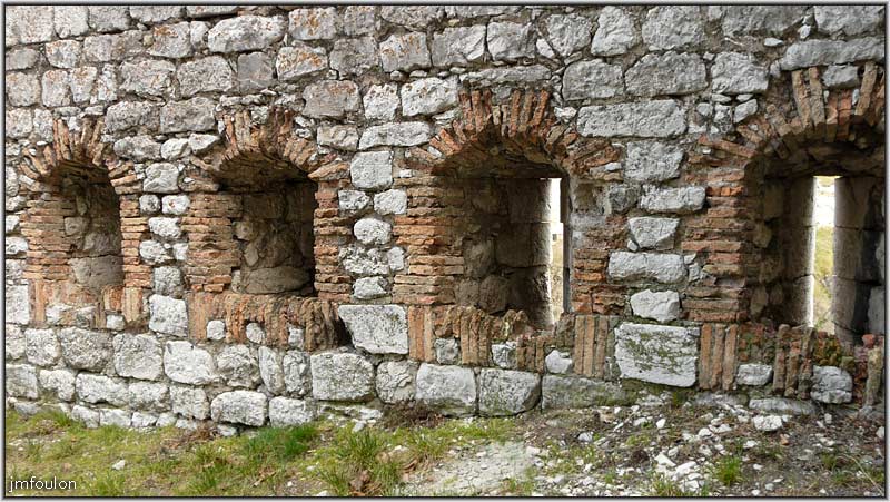 rempart-de-gardette-04web.jpg - Sisteron - Vestiges des Remparts - La Gardette. Meurtrières (intérieur)