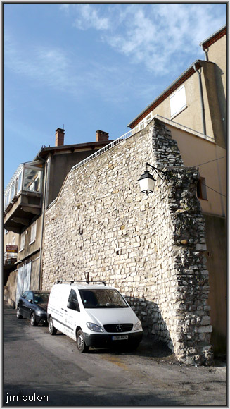 rempart-grd-jardin-1web.jpg - Sisteron - Vestiges des Remparts - Quelques vestiges du rempart sont également visibles rue des Grands Jardins, au nord-est de la ville close au niveau des Marres (actuel Plan d'Eau)