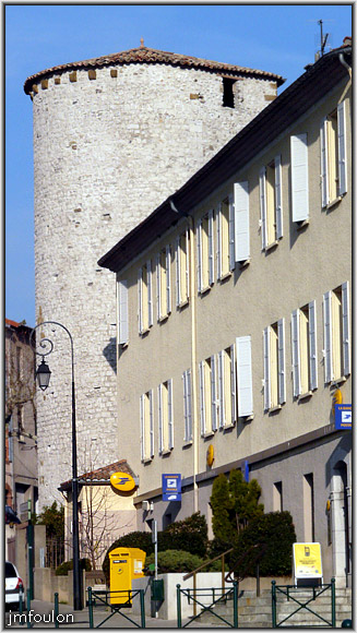 tour-gents-armes-2web.jpg - Sisteron - Vestiges des Remparts - Les Tours (XIIIème) - Tour des Gents d'Arme. la seule ayant été habitée et possèdant un toit.