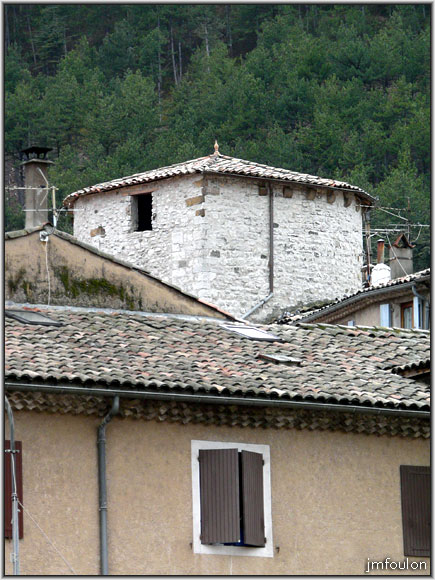 tour-gents-armes-4web.jpg - Sisteron - Vestiges des Remparts - Les Tours (XIIIème) - Tour des Gents d'Arme. Vue sur la partie haute (nord-est)