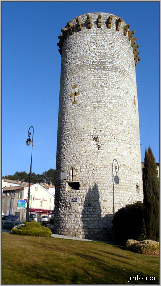 tour-medisance-1web.jpg - Sisteron - Vestiges des Remparts - Les Tours (XIIIème)  - Tour de la Médisance. Cette tour a conservé en partie l'escalier intérieur qui donnait accès aux galeries de bois (hourds) prenant appui sur les corbeaux qui la couronne encore de nos jours